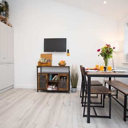 The Bearded Goat Den - A Rural Retreat At This Modern Holiday Cottage Saint Leonards Buitenkant foto